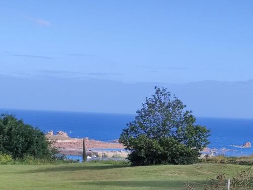 Holiday home with sea view, Plougasnou