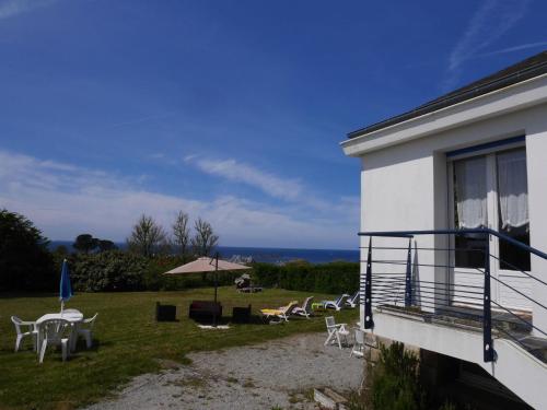 Holiday home with sea views, Lampaul-Plouarzel