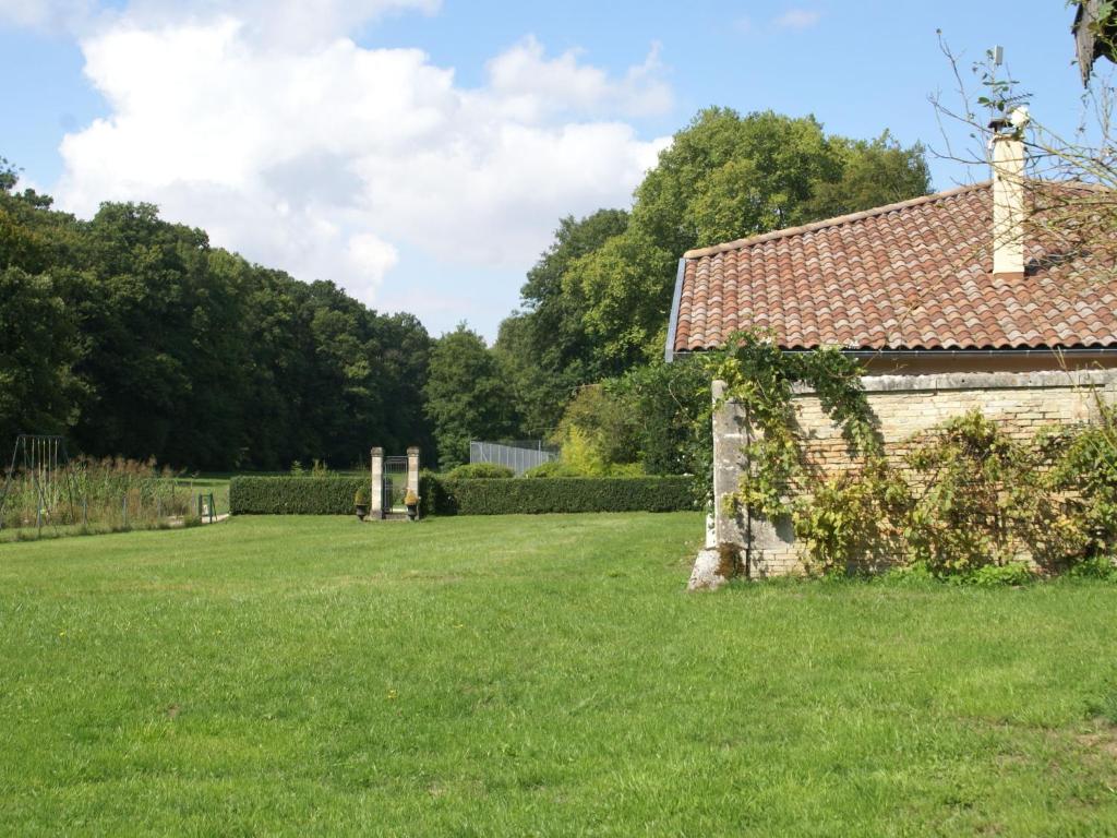 Holiday home with swimming pool on the estate of a noble castle near Nettancourt , 55800 Revigny-sur-Ornain