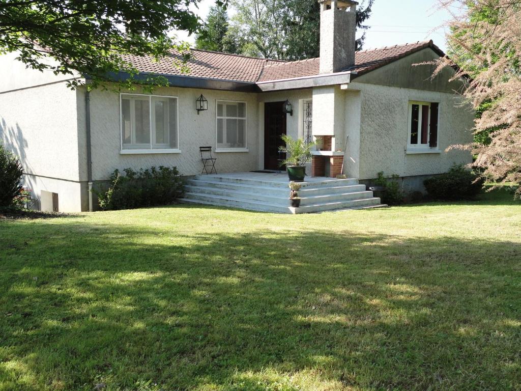 Holiday house in Auvergne surrounded by a large and beautiful garden , 03440 Chavenon