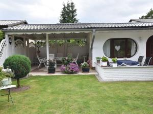 Maison de vacances Homey Bungalow with Roofed Terrace Garden Garden Furniture  18233 Neubukow Mecklembourg-Poméranie