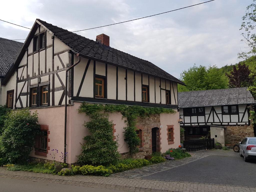 Hommes Haus Haupstraße 5, 53518 Herschbroich