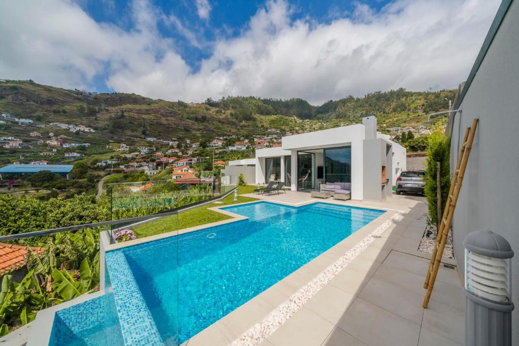 House with pool and sea view Pearl of Calheta Rua Dr. Rocha Gouveia, 1º impasse da ladeira nº10, 9370-075 Calheta