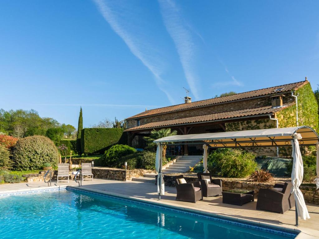 Huge Holiday Home in Aquitaine with Private Swimming Pool , 24170 Larzac