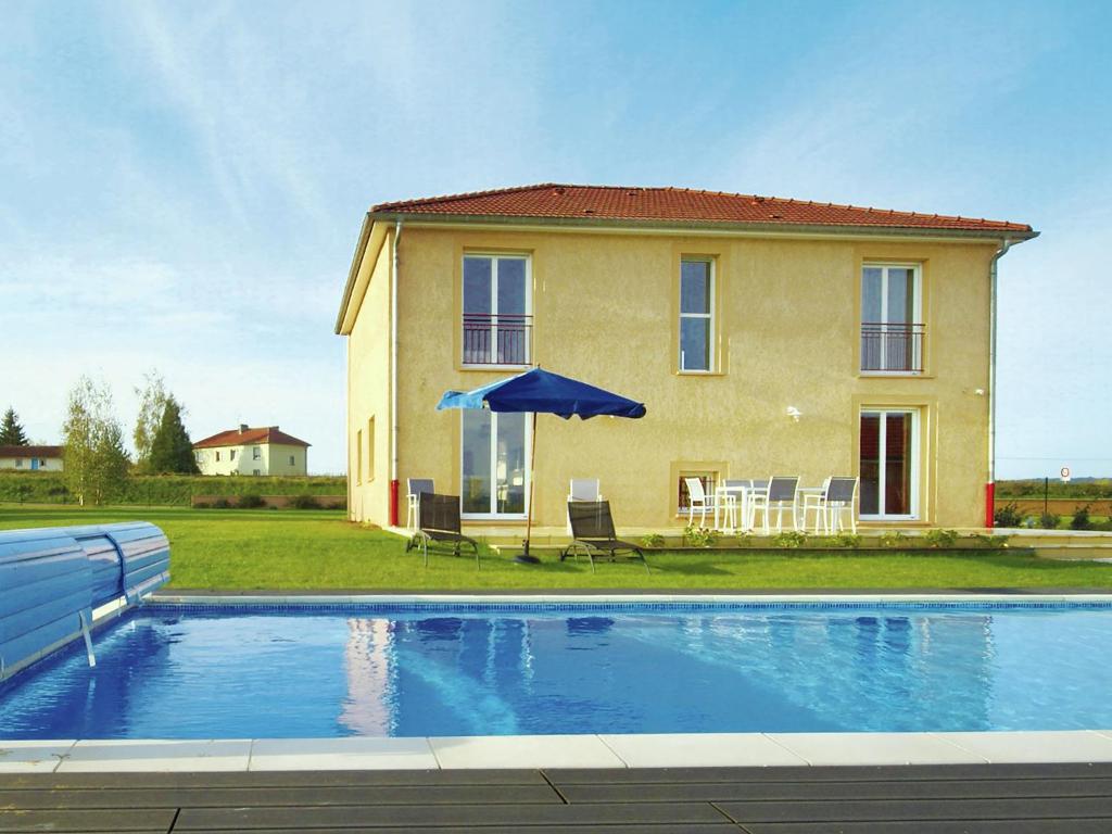 Huge Holiday Home in Lotharingen with Private Swimming Pool , 55100 Verdun