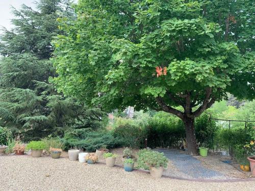 « Idabella » Studio neuf dans villa avec jardin à la campagne.
