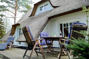 Idylle unterm Reet - Reetdachhäuser am Walde