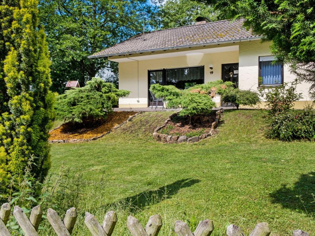 Maison de vacances Idyllic Bungalow in Feusdorf with by the Forest  54584 Feusdorf