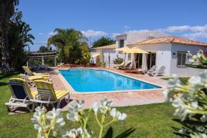 Maison de vacances Idyllic Farm House with huge Garden for 14PAX Rua do Carcavai 24 8100-302 Almancil Algarve