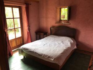 Idyllic farmhouse in woods - private heated pool