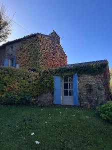 Idyllic farmhouse in woods - private heated pool