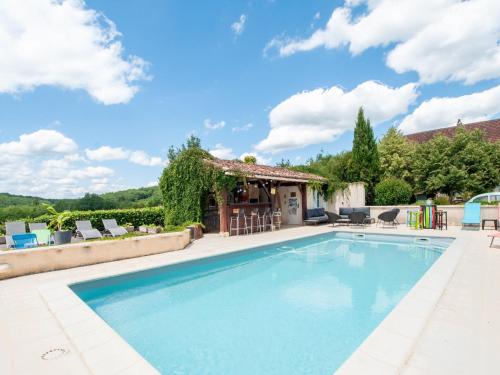 Idyllic Holiday Home in D gagnac with Jacuzzi near River