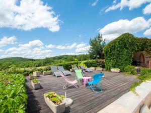 Idyllic Holiday Home in D gagnac with Jacuzzi near River
