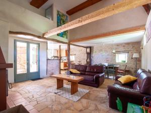 Idyllic Holiday Home in D gagnac with Jacuzzi near River