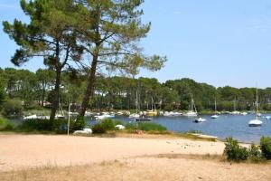 Idyllic Location on the lake, garden and terrace, direct beach access
