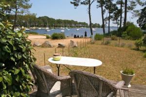 Maison de vacances Idyllic Location on the lake, garden and terrace, direct beach access 69 Avenue du Grand Bernos 33680 Lacanau Aquitaine