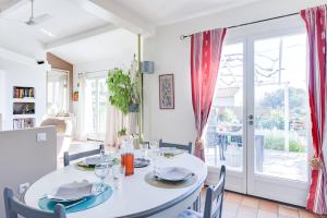 IMMOGROOM - Sea view - Garden - Quiet Area and Swimming-Pool - AC