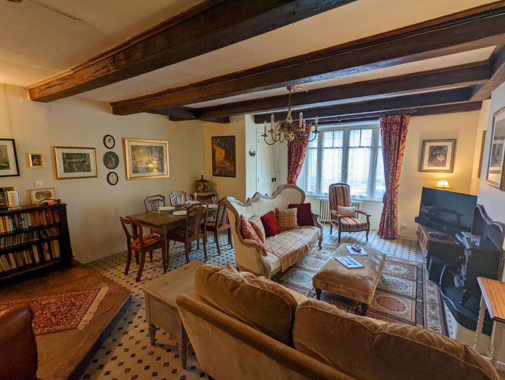 Maison de vacances Impeccable 3-Bed House in Abzac 3 Rue de Lavandiere 16500 Abzac