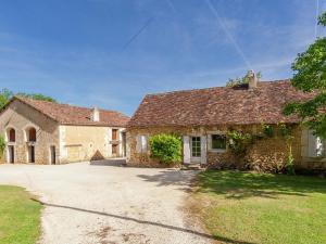 Maison de vacances Impressive restored farmhouse with private pool surrounded by woods  24140 Campsegret Aquitaine