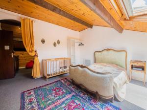 Inviting holiday home in Miremont with garden