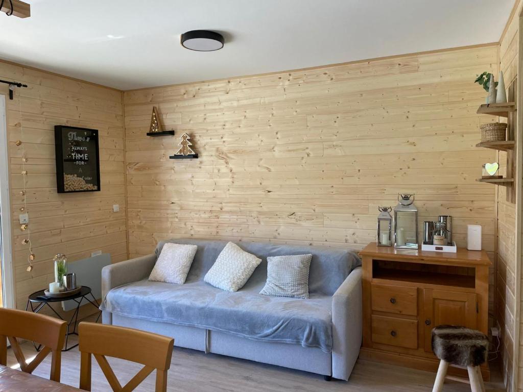 Inviting holiday home in Miremont with garden