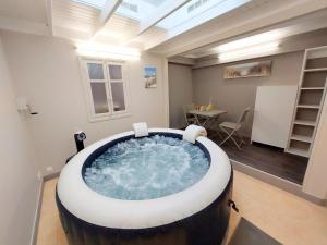 Jacuzzi, billiards and fireplace, semi-detached house, Sibiril