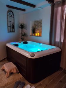 Jacuzzi privatif dans maison de village au calme