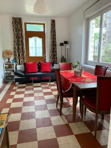 Joli mai, maisonnette entre foret et loing