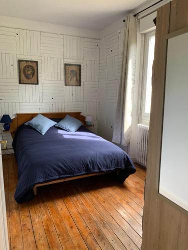 Joli mai, maisonnette entre foret et loing