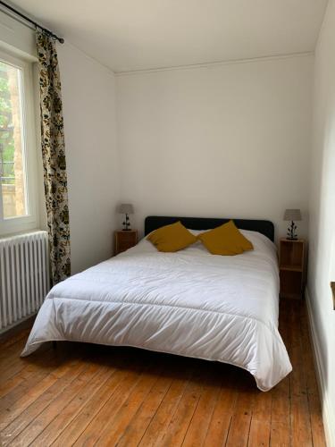 Joli mai, maisonnette entre foret et loing