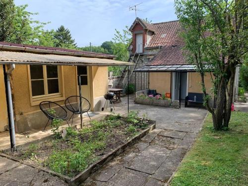 Joli mai, maisonnette entre foret et loing