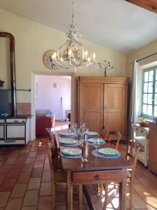 Joli Mas Chamarel provençal au milieu des vignes et oliviers