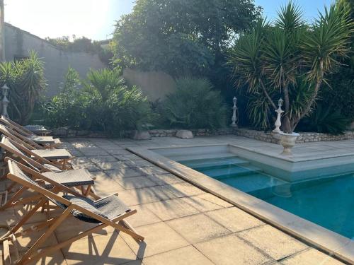 Joli Mas de ville avec piscine (22 couchages)