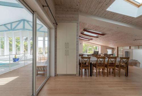 Jolie maison avec piscine intérieure et sauna