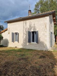 Maison de vacances Jolie maison de garde barrière dans un jardin clos 45 Route des Vergers 33220 Port-Sainte-Foy-et-Ponchapt Aquitaine