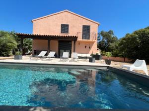 Jolie maison de vacances avec piscine