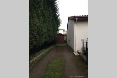 Jolie villa individuelle meublée de plein pied avec jardin