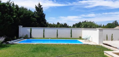 Jolie villa vacances climatisée avec piscine privée, proche du centre village de Mouriès à pieds, au coeur des Alpilles, LS1-302-Bouvino