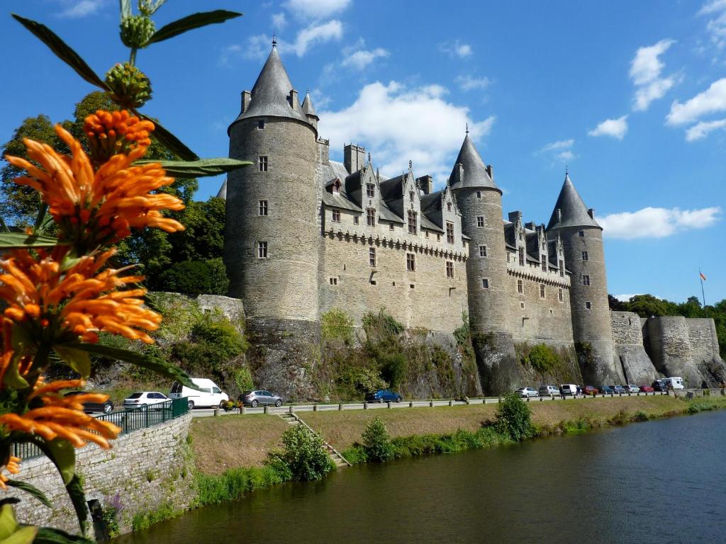 Maison de vacances JOSSELIN CHURCH VIEW . 21 Place Saint-Martin 56120 Josselin