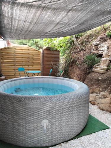 L'ANNEXE endroit zen et chaleureux. Jacuzzi extérieur