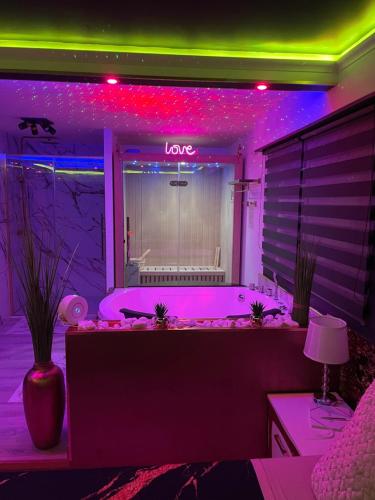 L'Aurore suite de charme, clim jacuzzi, sauna, piscine chauffée cuisine...