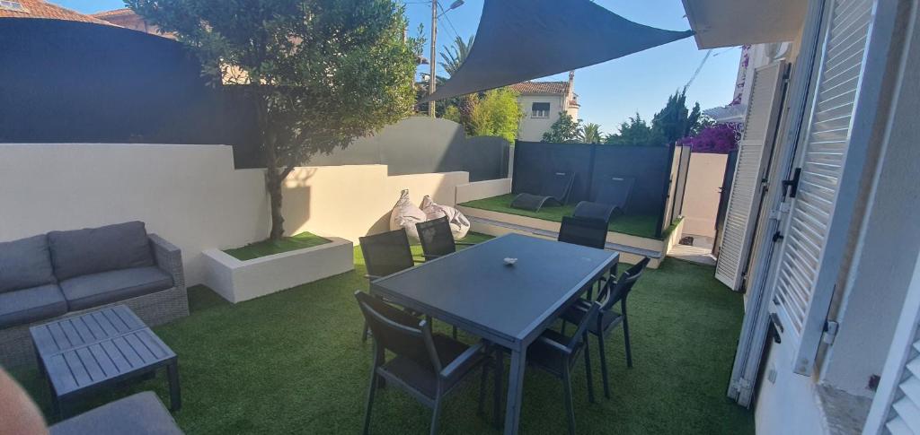 L ensoleillée MAISON 2 CHAMBRES-PRIVATE HOUSE CANNES L ENSOLEILLEE RDC 15 Rue de Bernis, 06400 Cannes