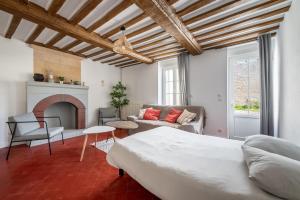 L'escalier rouge - Maison rénovée avec cour
