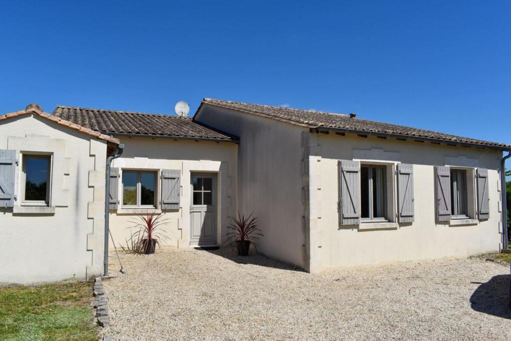 Maison de vacances L'Ormeau - Lovely house with pool tennis court kids playground Le Grand Tourtre 16210 Chalais
