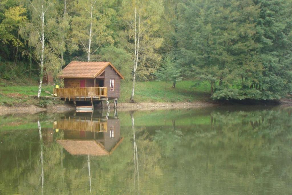 Maison de vacances La cabane au bord de l'eau Puy Jobert L'étang de Puy Jobert 87400 La Geneytouse