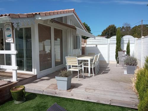 La cabane et sa cascade