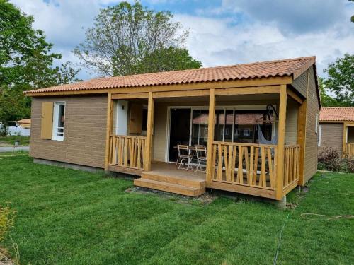 La Cabane sous la Canopée calme au bord du Lac