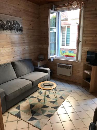 La caïque maison a 100 m de la plage et des falaises