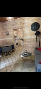 La caïque maison a 100 m de la plage et des falaises