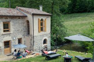 Maison de vacances La chapelle moulin traversée par l'eau jacuzzi piscine classé 5 étoiles Le Martinet 42220 Bourg-Argental Rhône-Alpes